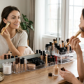 Naturlig makeup der holder hele dagen: Tricks fra professionelle makeup artists
